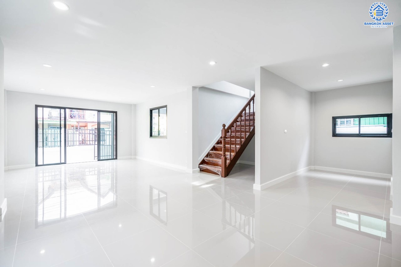 บ้านมือสองตกแต่งใหม่ ม.ลานทอง ติวานนท์-ปากเกร็ด เนื้อที่ 54 ตร.ว. ฟังก์ชัน 3 ห้องนอน 2 ห้องน้ำ บนทำเลทองเดินทางสะดวกติด ถ.ติวานนท์ ใกล้ห้าแยกปากเกร็ด เมืองทองธานี ทางด่วน, เซ็นทรัลแจ้งวัฒนะ และรถไฟฟ้าสายสีชมพู (สายอนาคต) "สถานีปากเกร็ด"